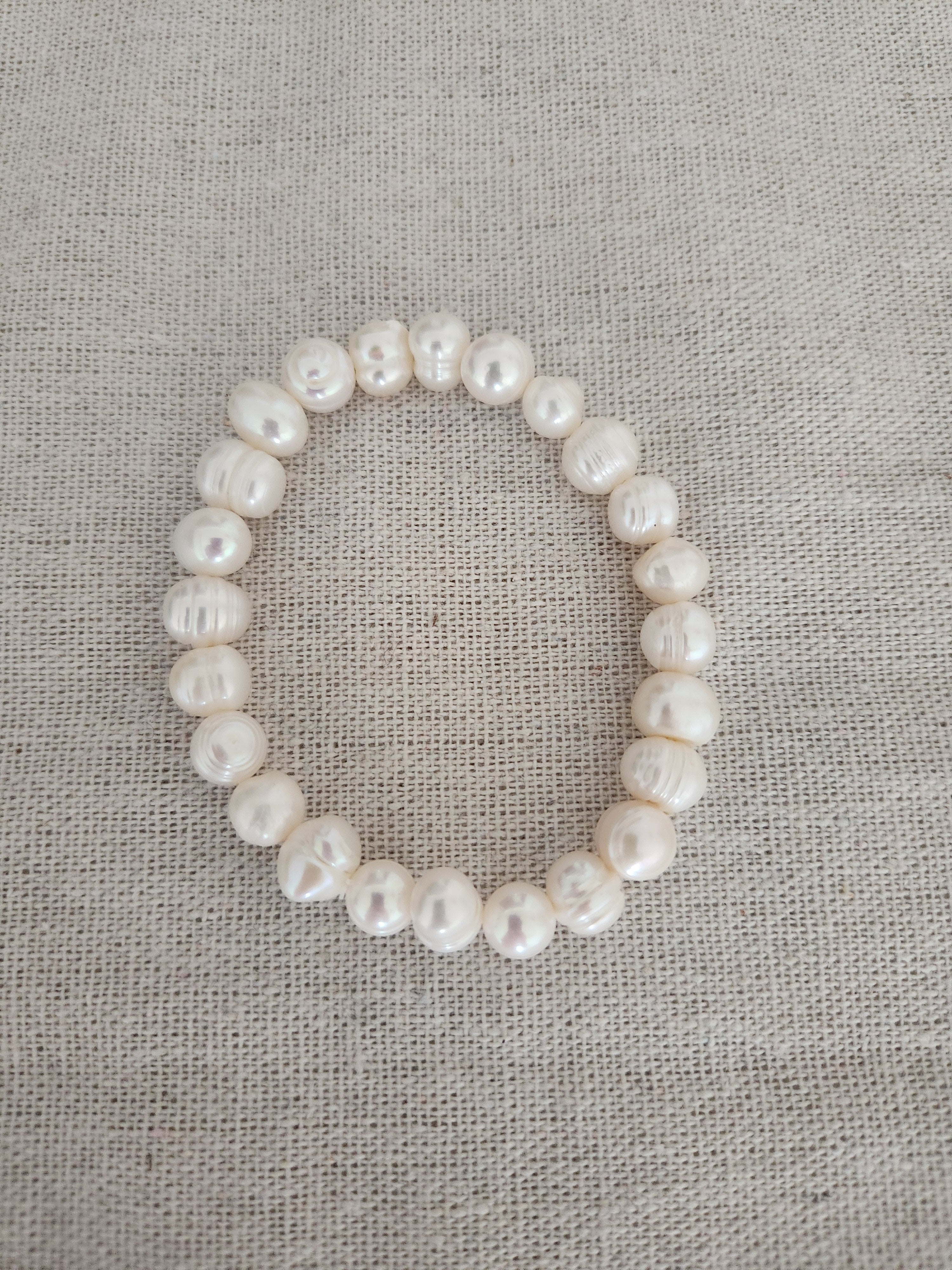 Pulsera de Perlas de Agua Dulce – Elegancia Natural y Atemporal