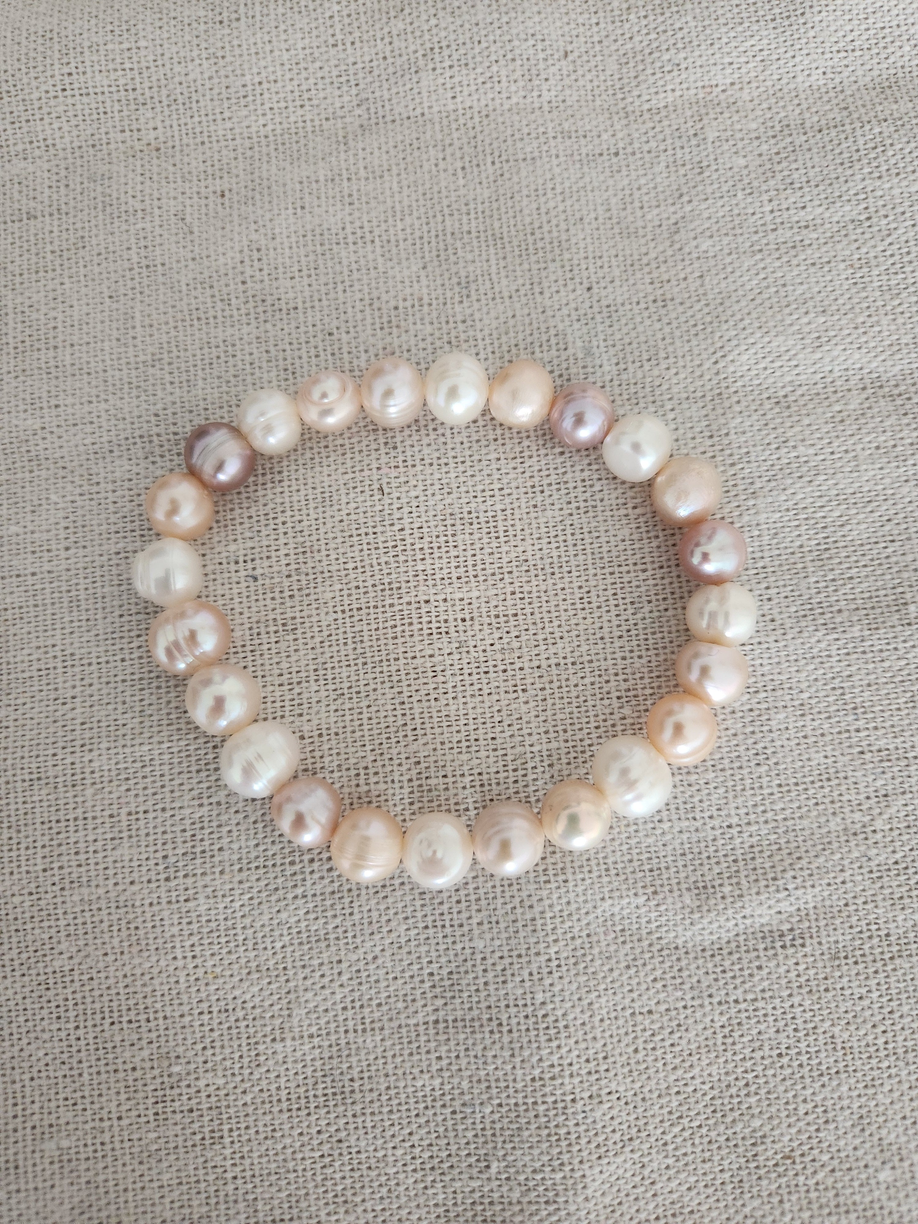 Pulsera de Perlas de Agua Dulce – Elegancia Natural y Atemporal
