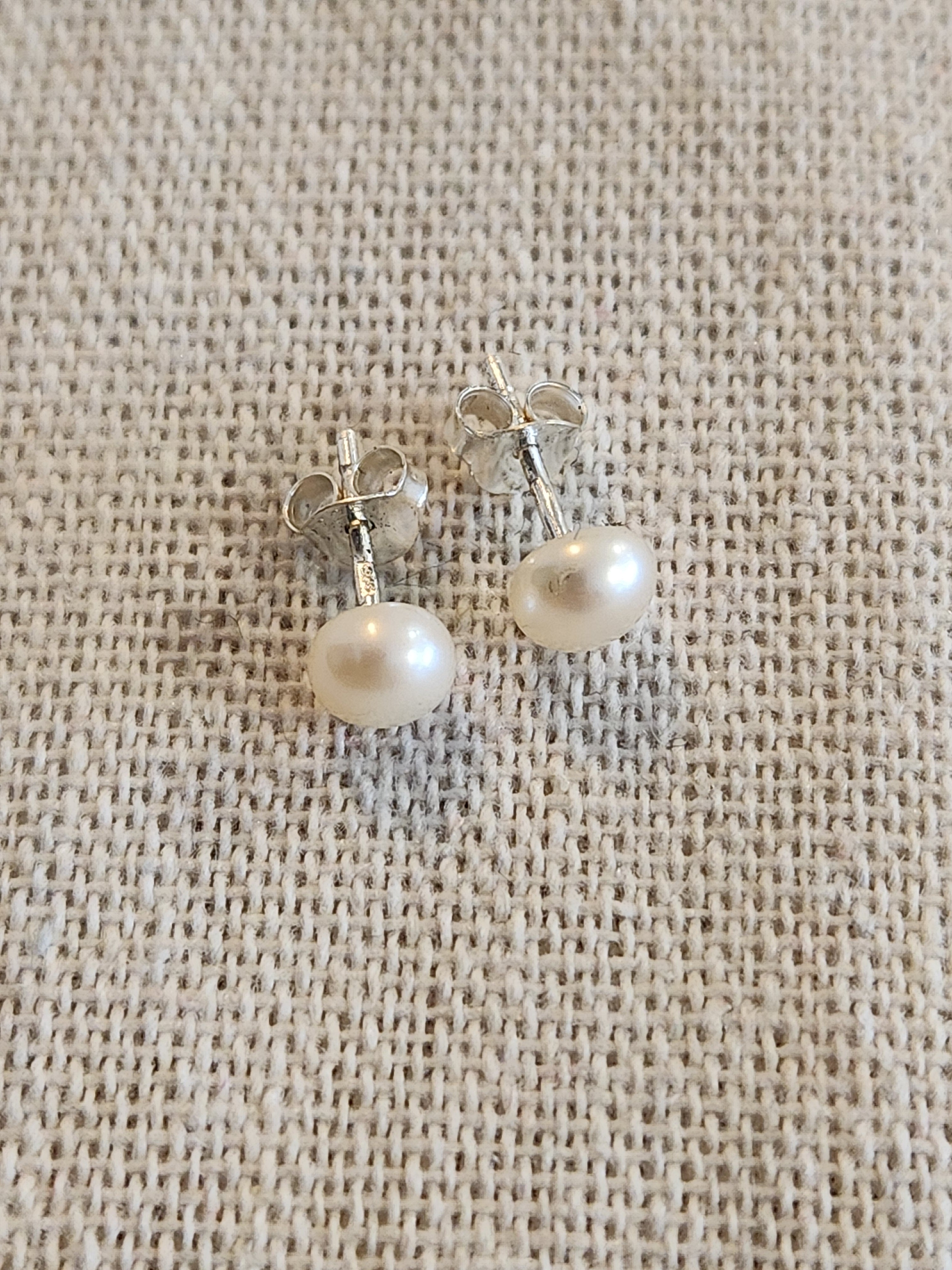 Pendientes de Perla Button 6 mm en Plata Reciclada 925