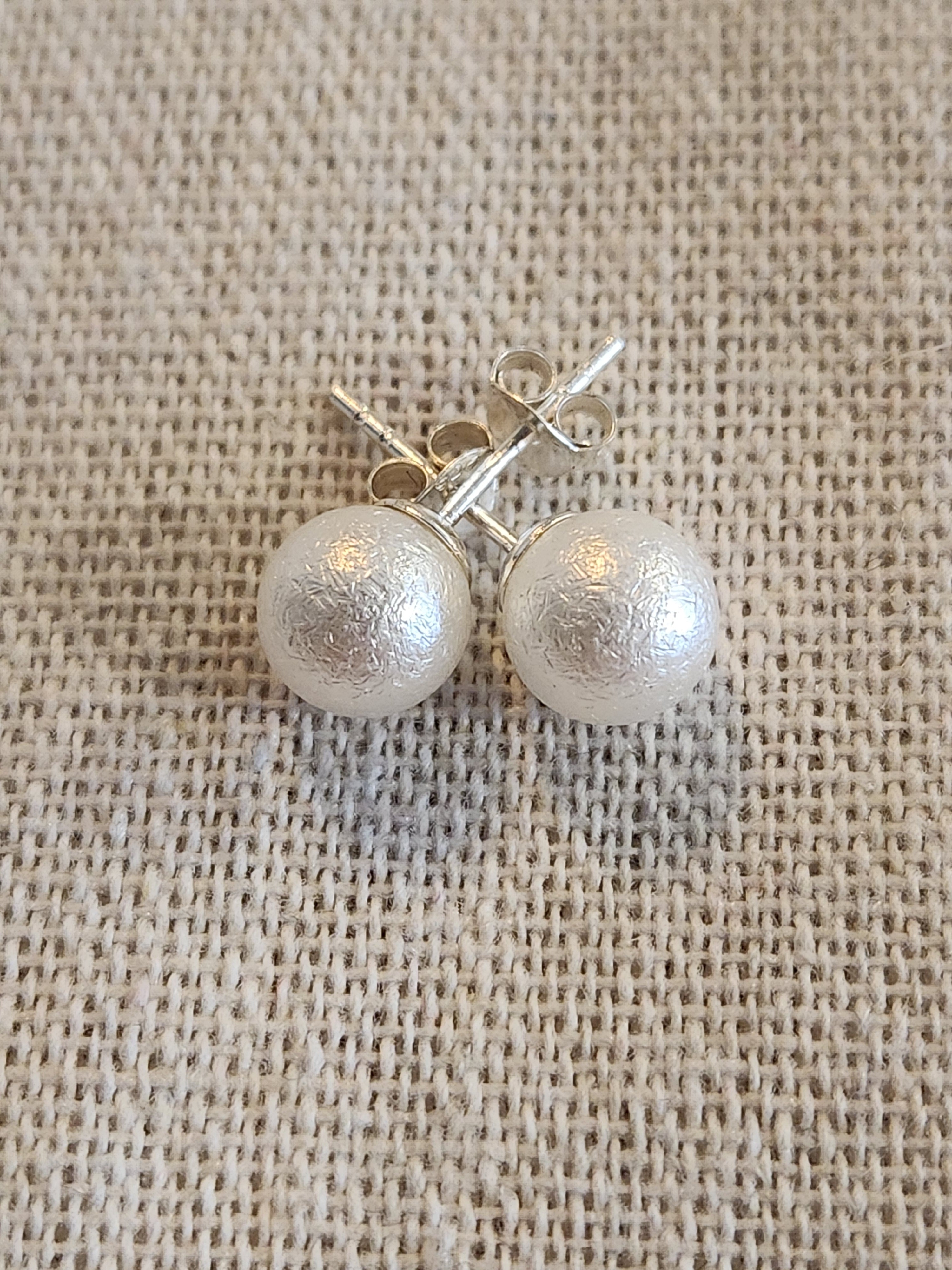 Pendientes de Perla Texturizada 8 mm en Plata Reciclada 925