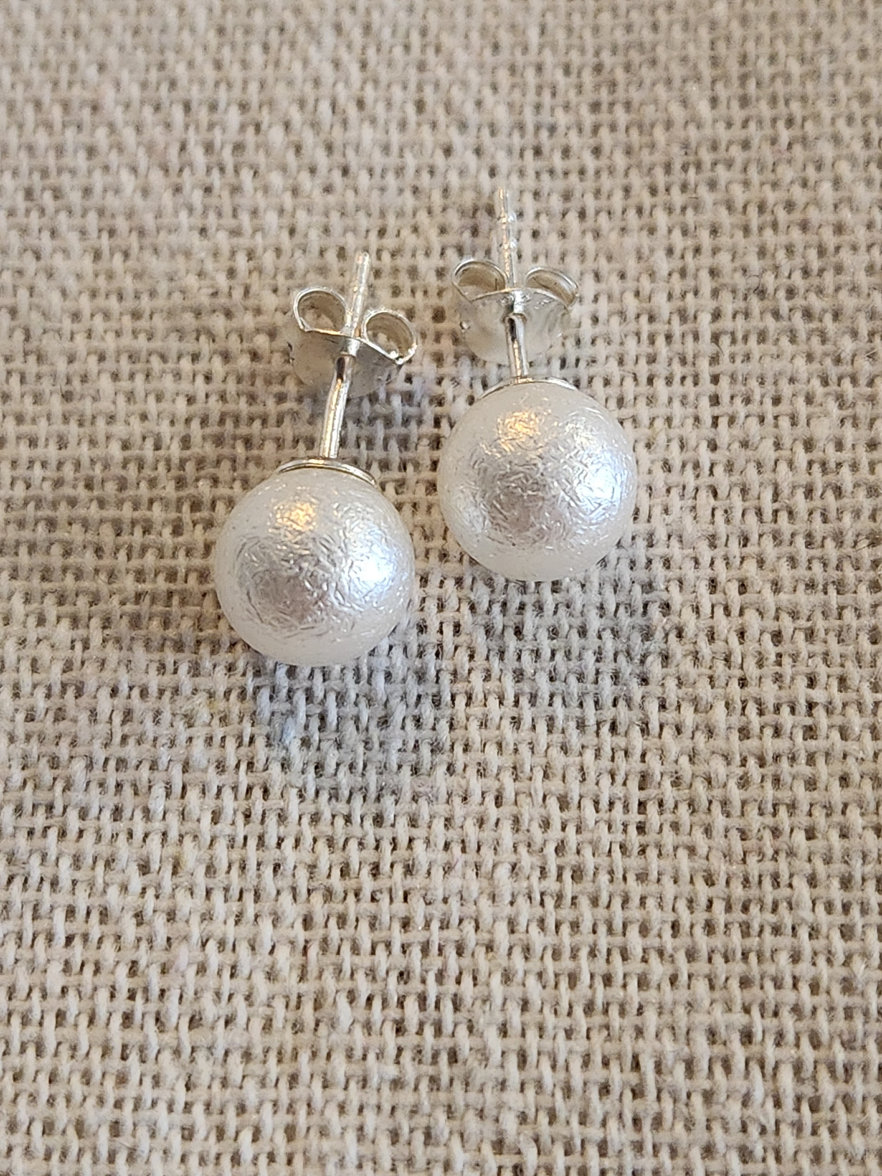Pendientes de Perla Texturizada 8 mm en Plata Reciclada 925