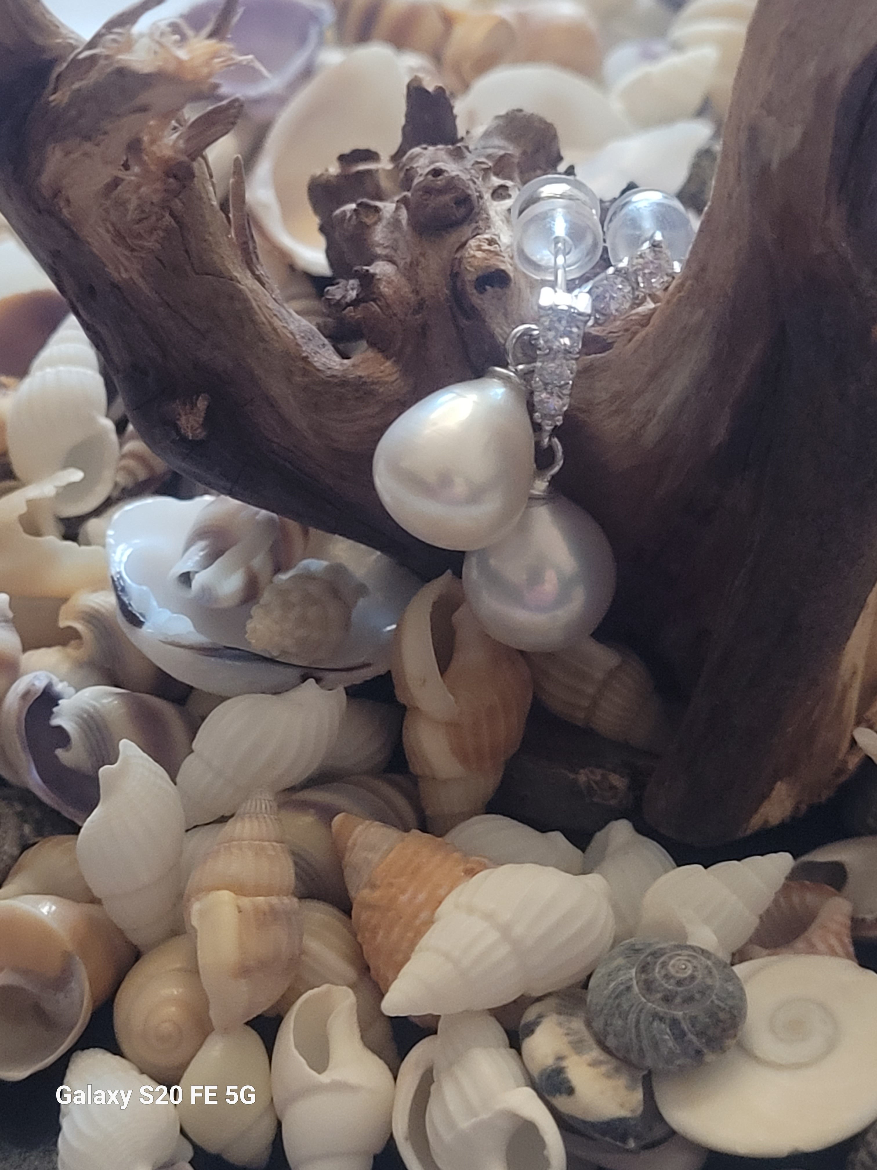 Pendientes de perla lágrima 6–7 mm con tres circonitas en plata reciclada
