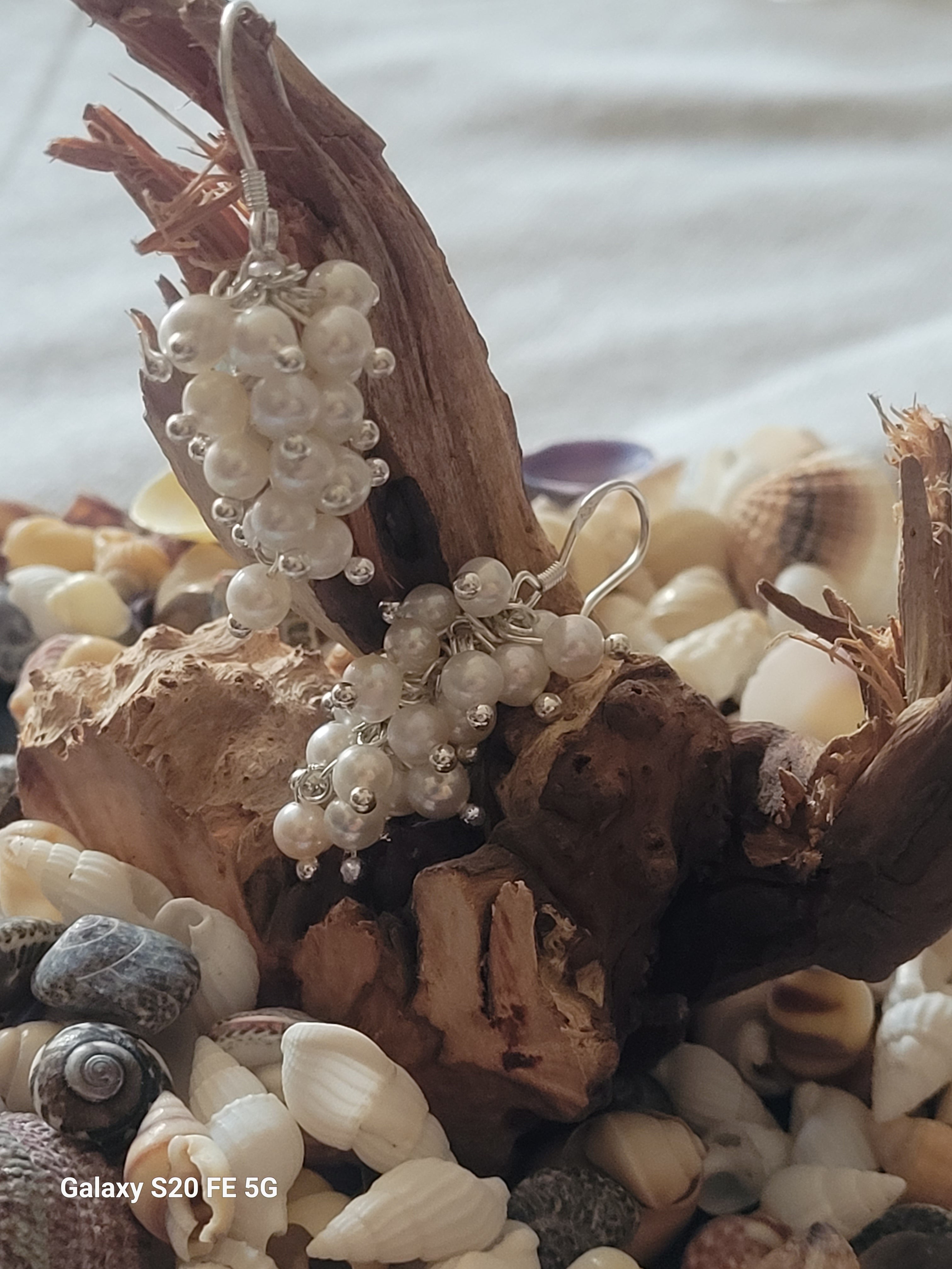 Pendientes racimo de perlas en plata reciclada – diseño artesanal