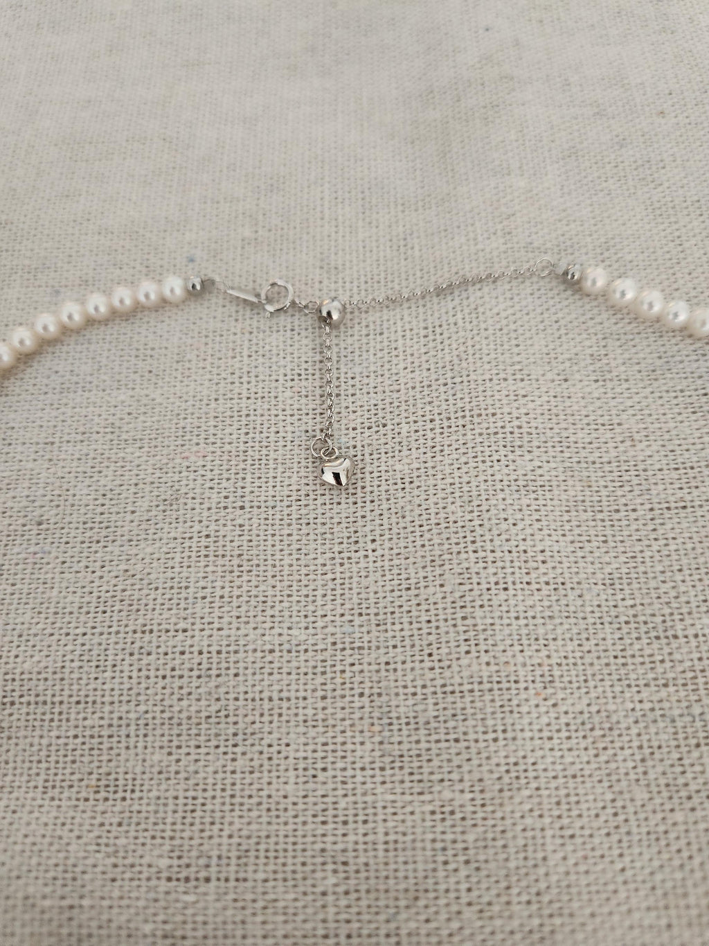 Collar clavicular de perlas 3 mm con plata reciclada y detalle de corazón