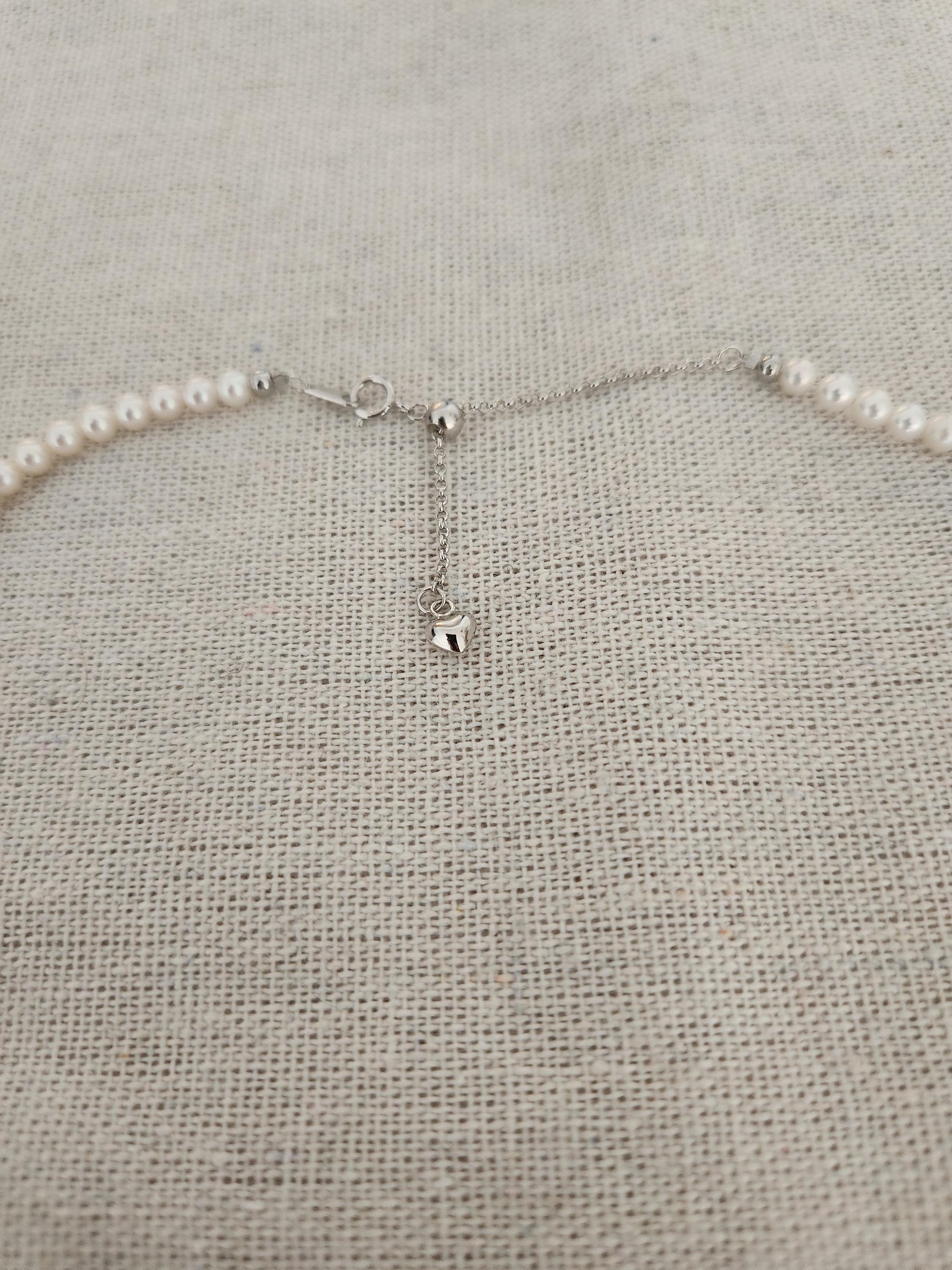 Collar clavicular de perlas 3 mm con plata reciclada y detalle de corazón