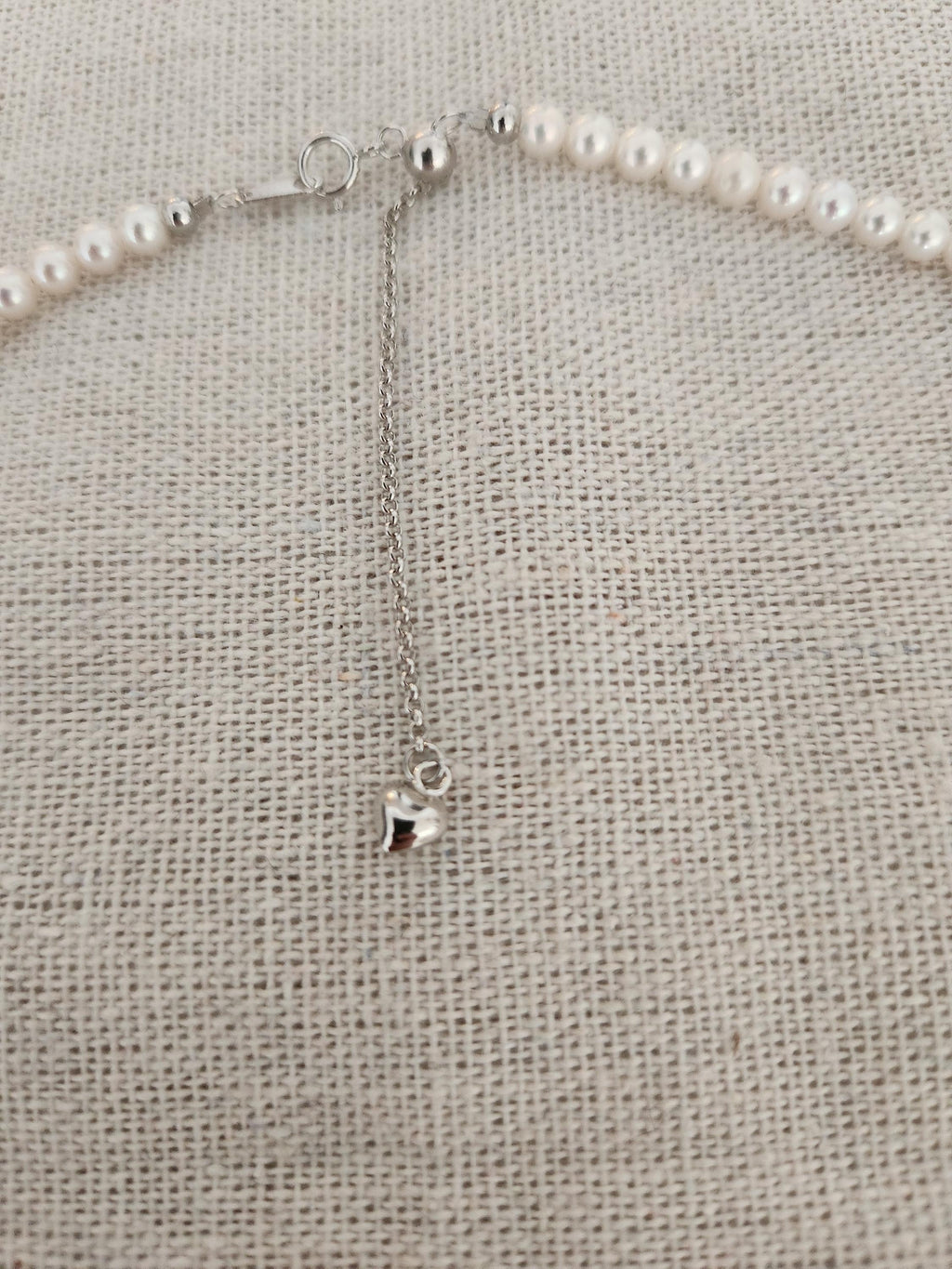 Collar clavicular de perlas 3 mm con plata reciclada y detalle de corazón