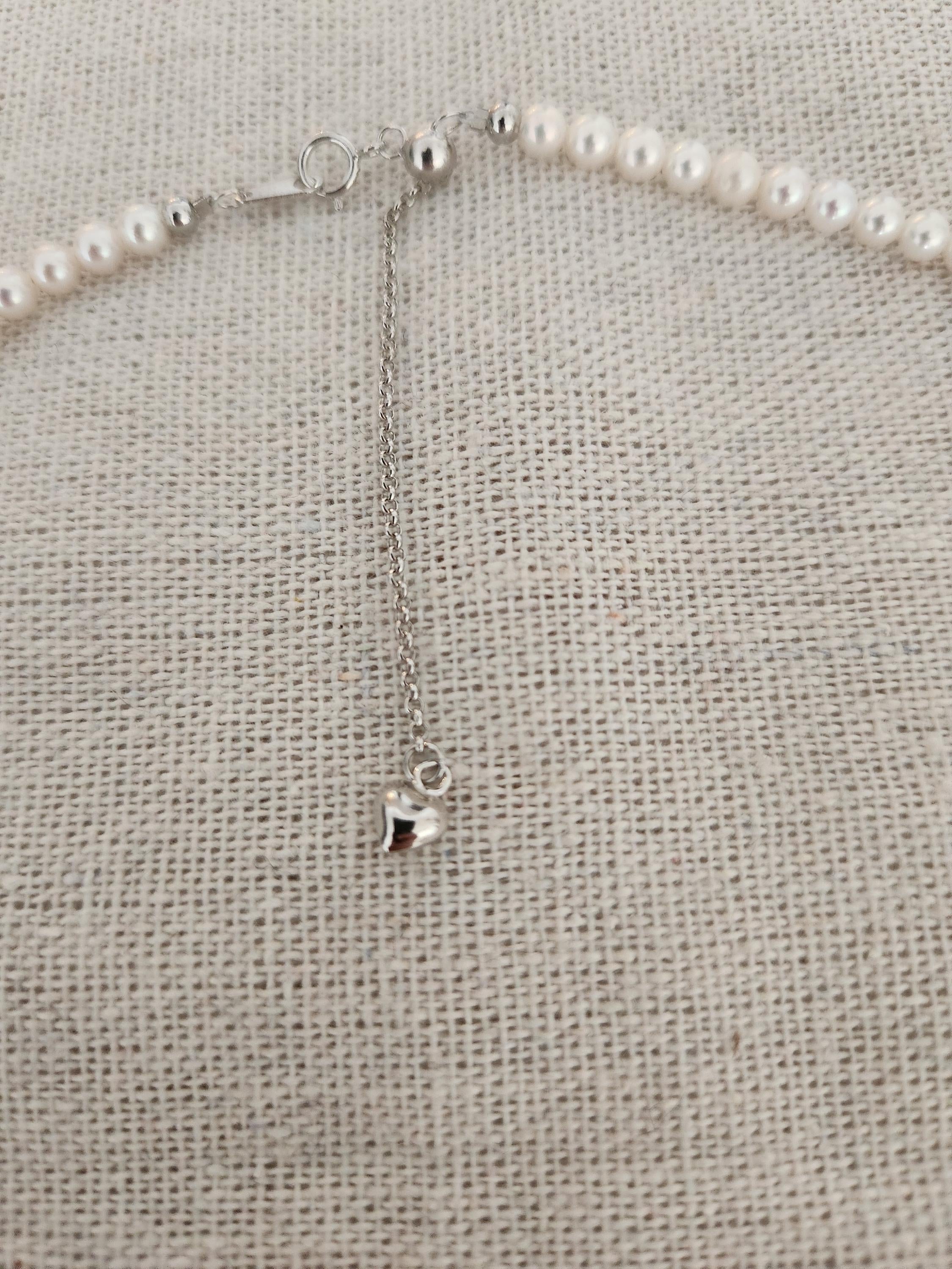 Collar clavicular de perlas 3 mm con plata reciclada y detalle de corazón