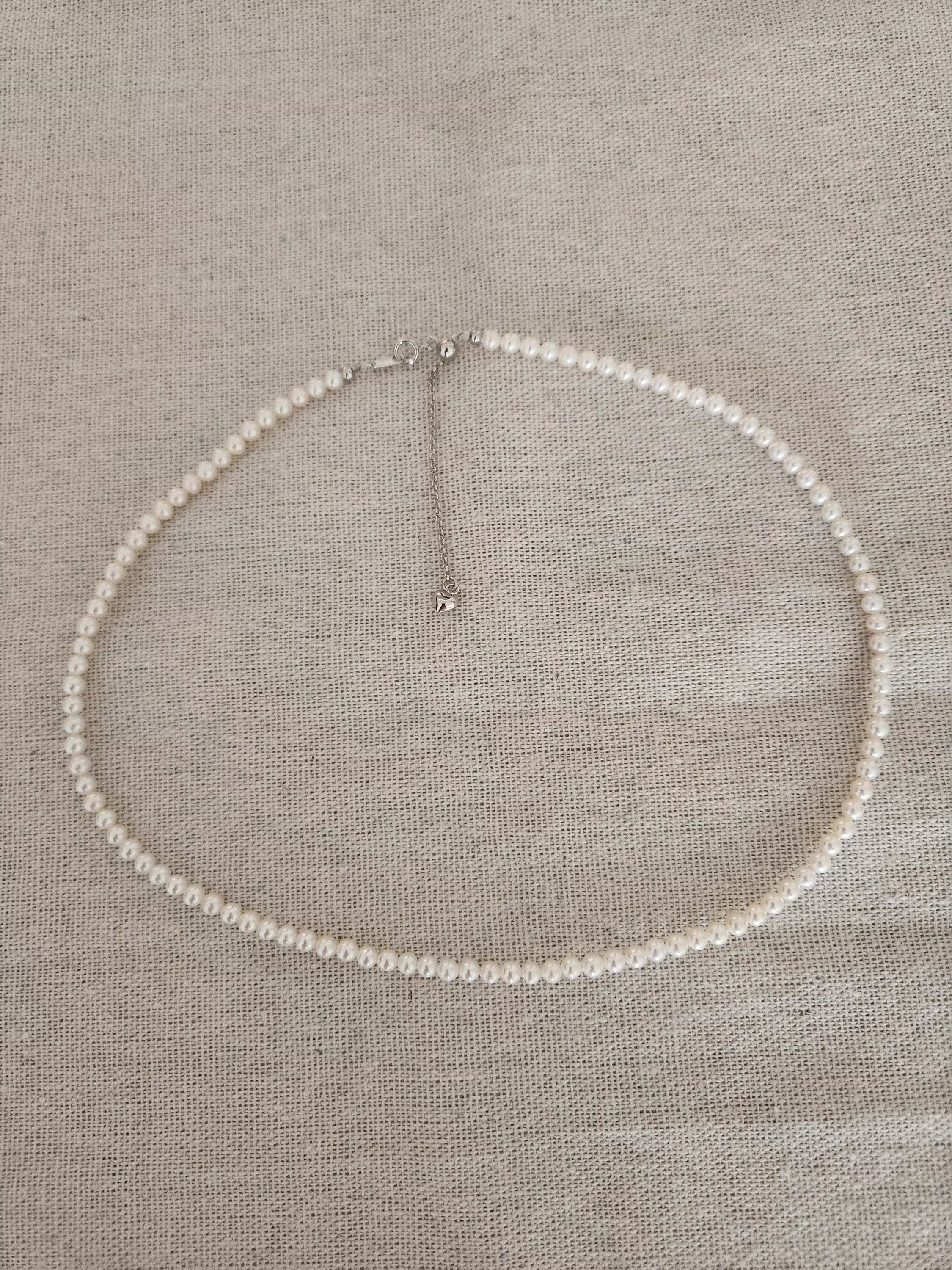 Collar clavicular de perlas 3 mm con plata reciclada y detalle de corazón