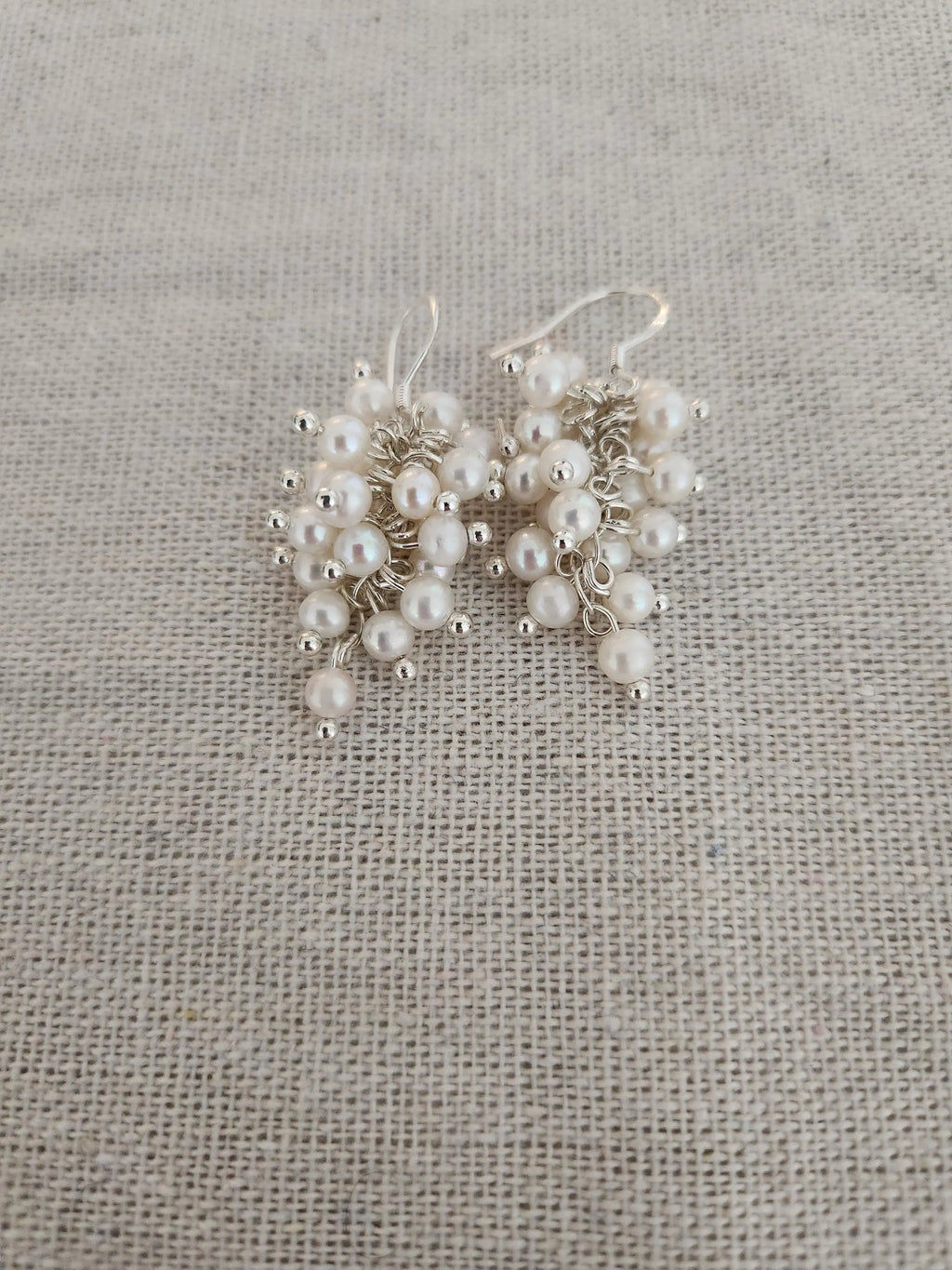 Pendientes racimo de perlas en plata reciclada – diseño artesanal
