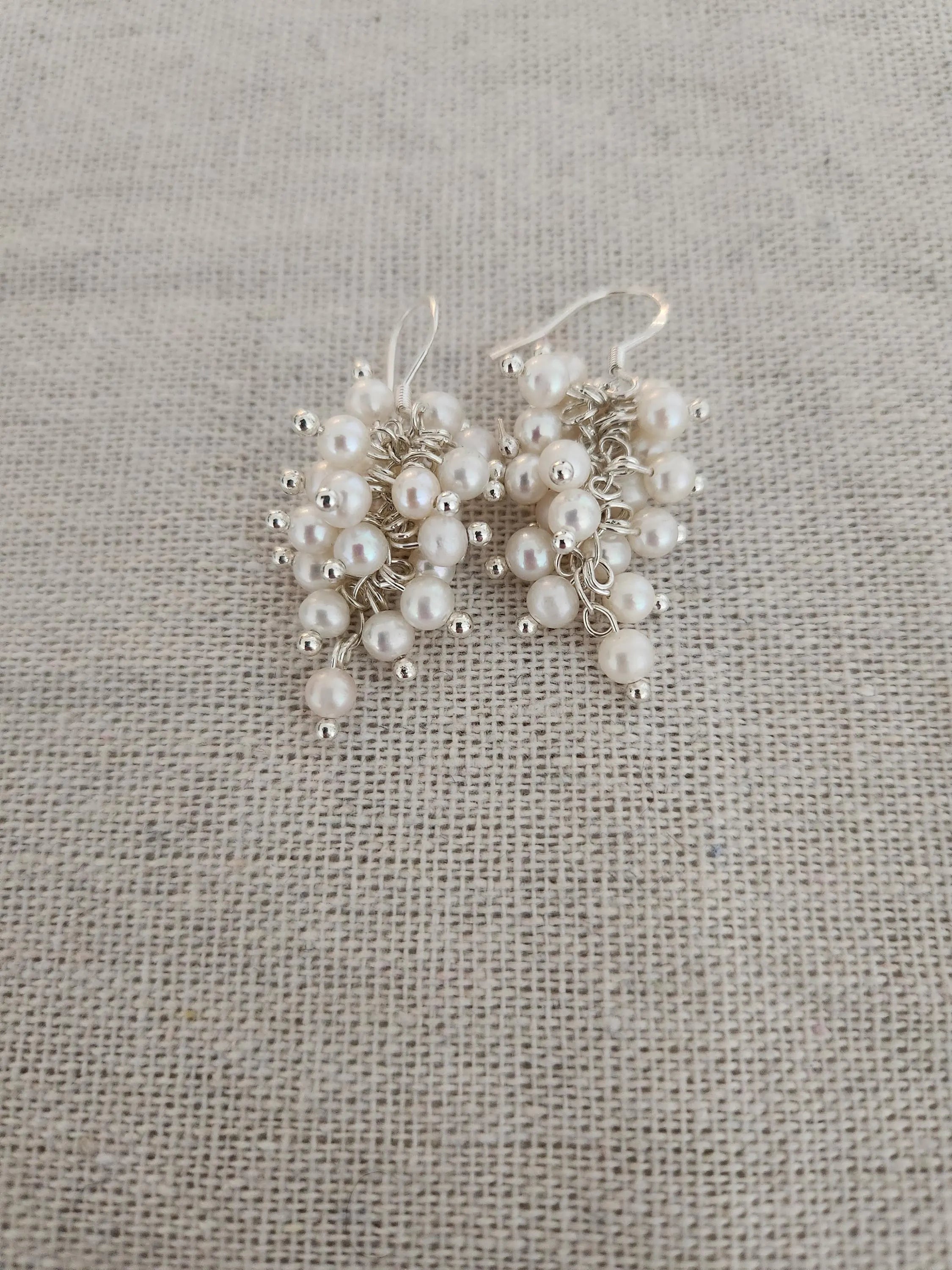 Pendientes racimo de perlas en plata reciclada – diseño artesanal