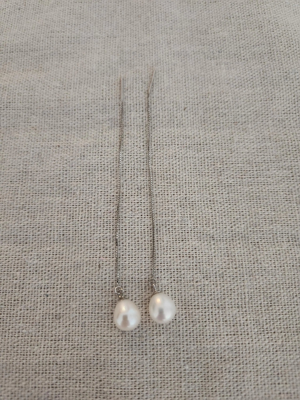 Pendientes threader de perla de agua dulce en plata reciclada