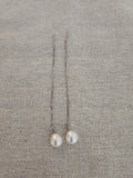 Pendientes threader de perla de agua dulce en plata reciclada