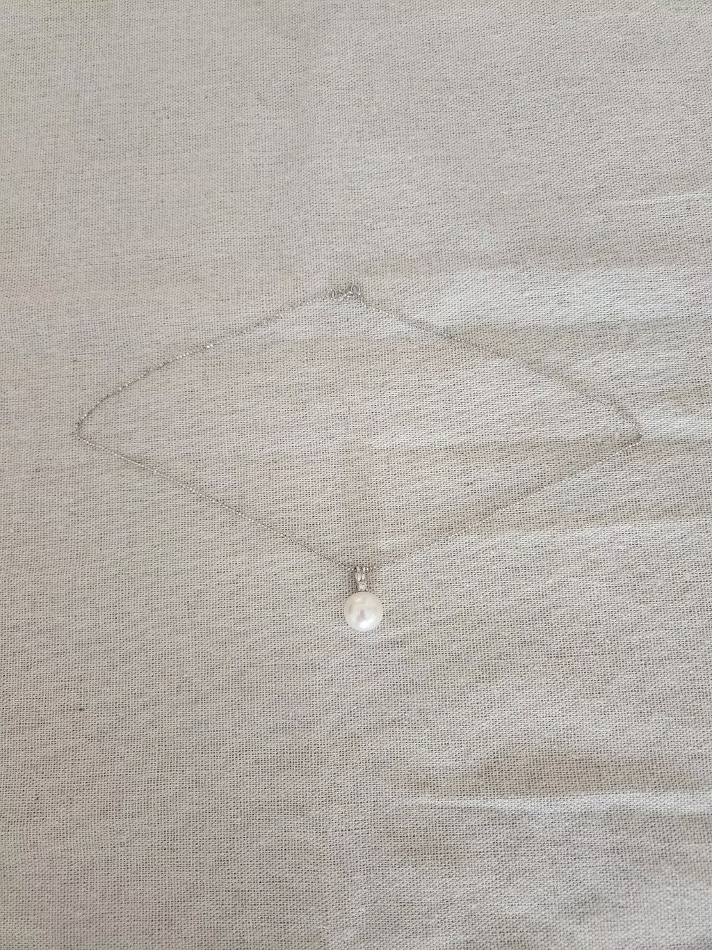 Colgante de perla 9 mm en plata reciclada – diseño minimalista