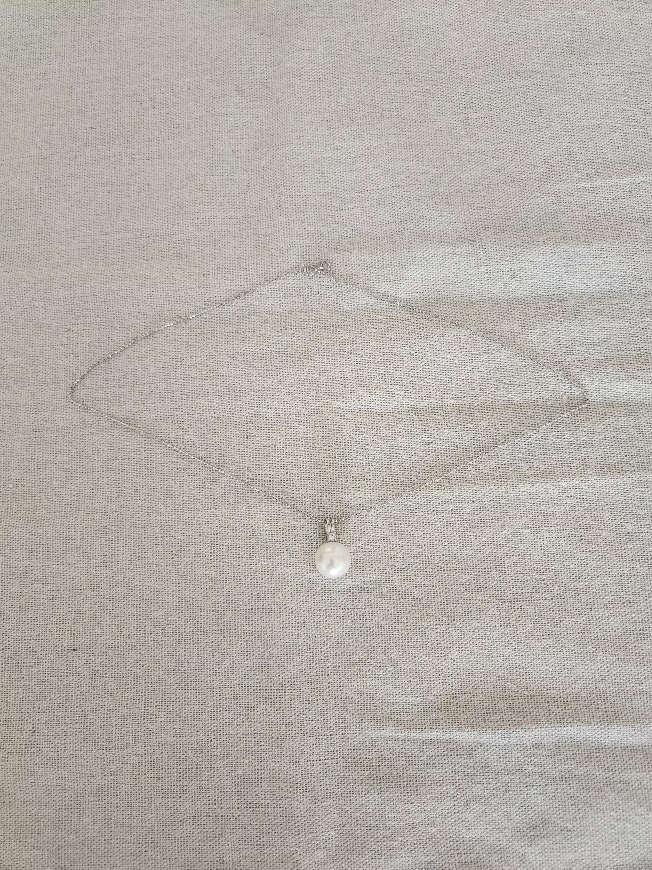 Colgante de perla 9 mm en plata reciclada – diseño minimalista