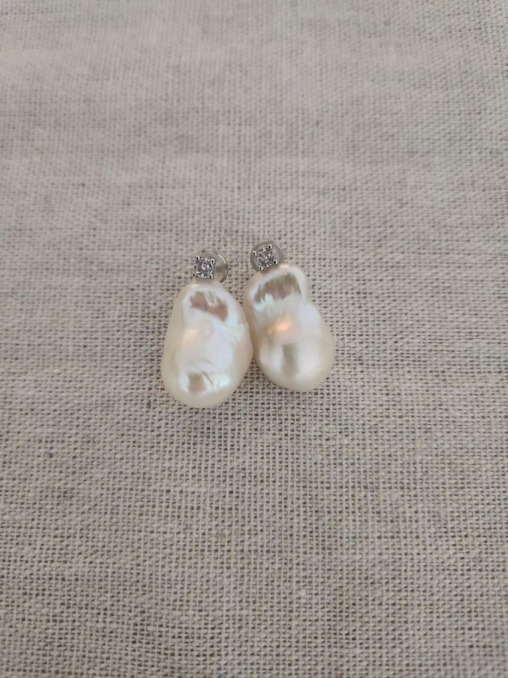 Pendientes de perla barroca con CZ en plata reciclada