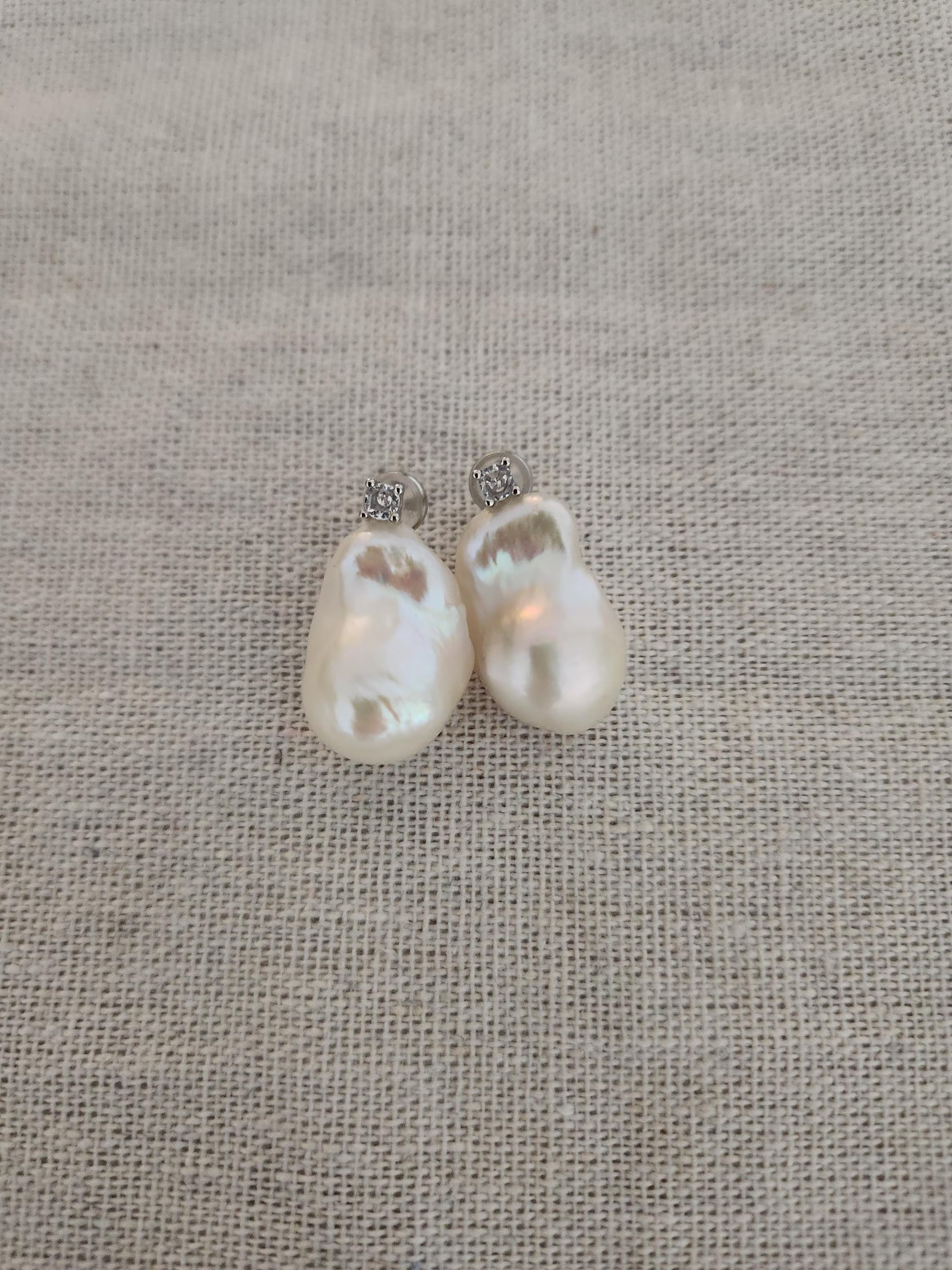 Pendientes de perla barroca con CZ en plata reciclada