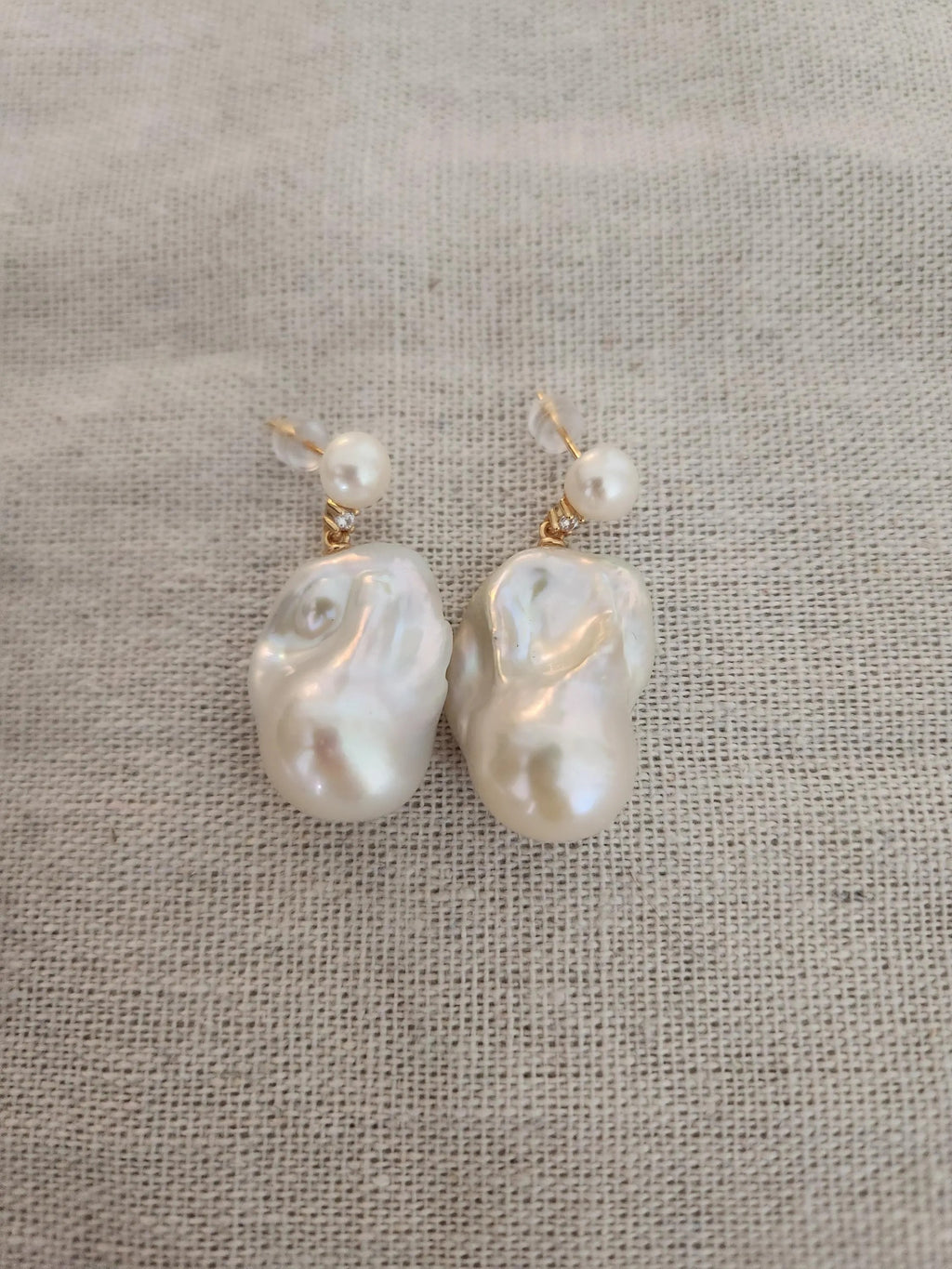 Pendientes cola de sirena con perlas barrocas y perla CZ en plata reciclada bañada en oro