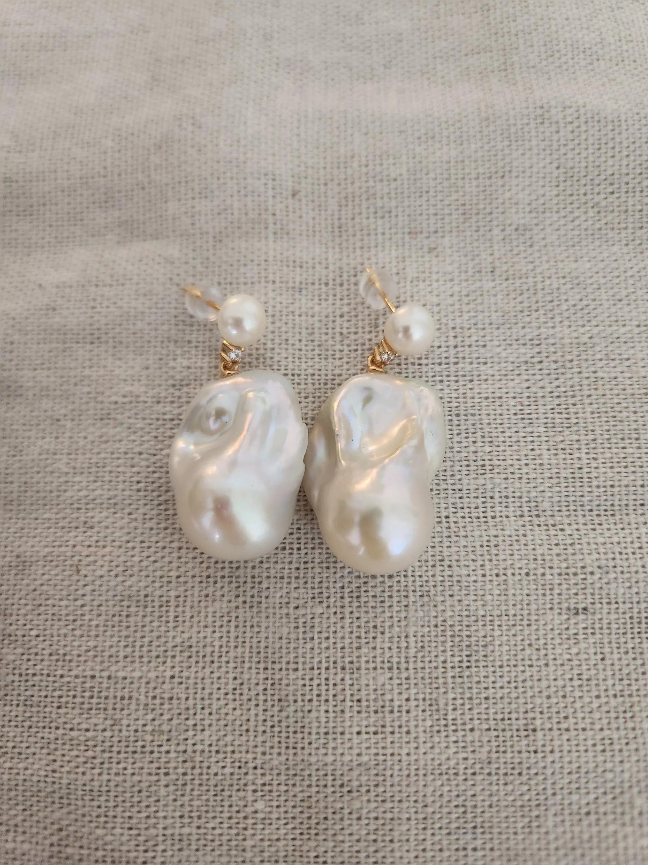 Pendientes cola de sirena con perlas barrocas y perla CZ en plata reciclada bañada en oro