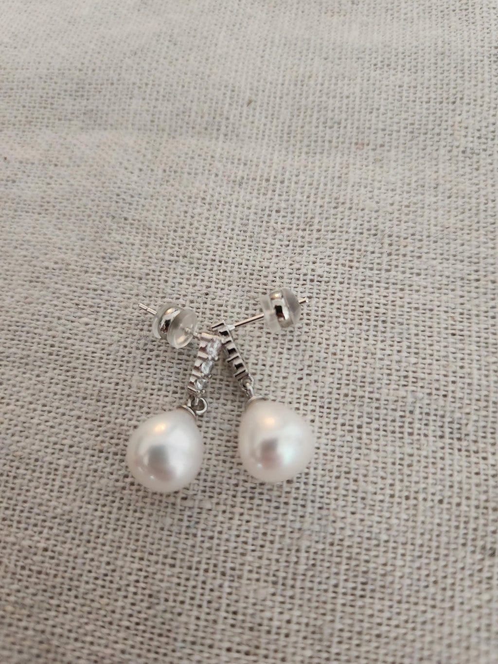 Pendientes de perla lágrima 6–7 mm con tres circonitas en plata reciclada