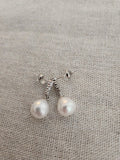 Pendientes de perla lágrima 6–7 mm con tres circonitas en plata reciclada