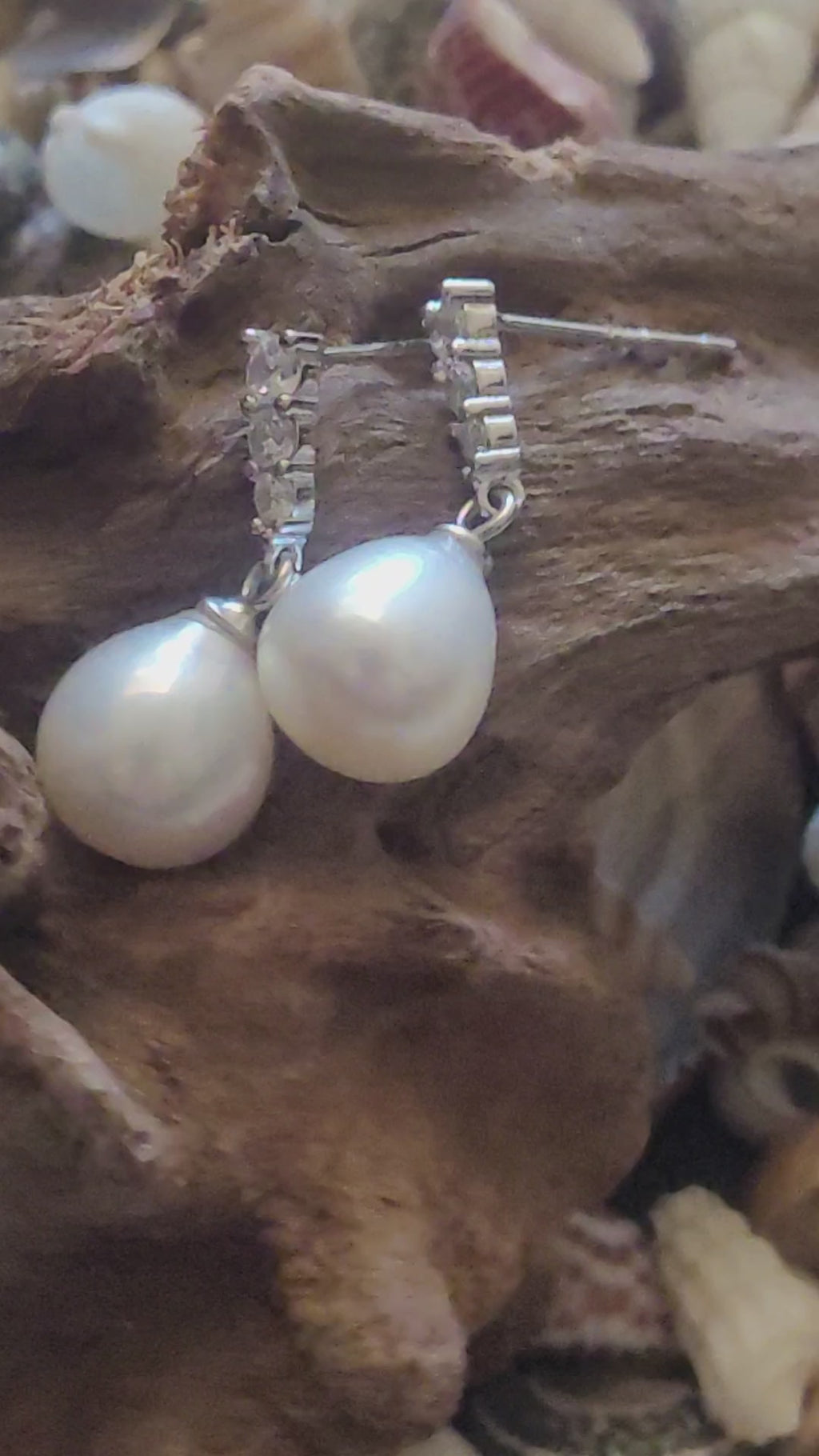 Pendientes de perla lágrima 6–7 mm con tres circonitas en plata reciclada