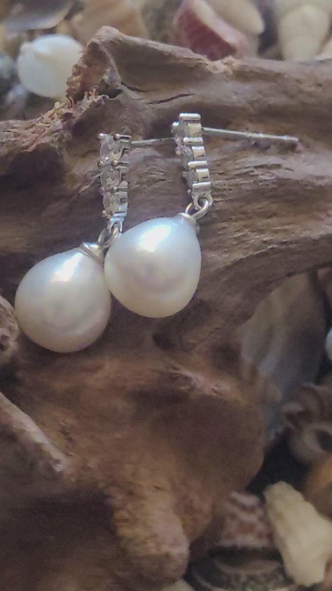 Pendientes de perla lágrima 6–7 mm con tres circonitas en plata reciclada