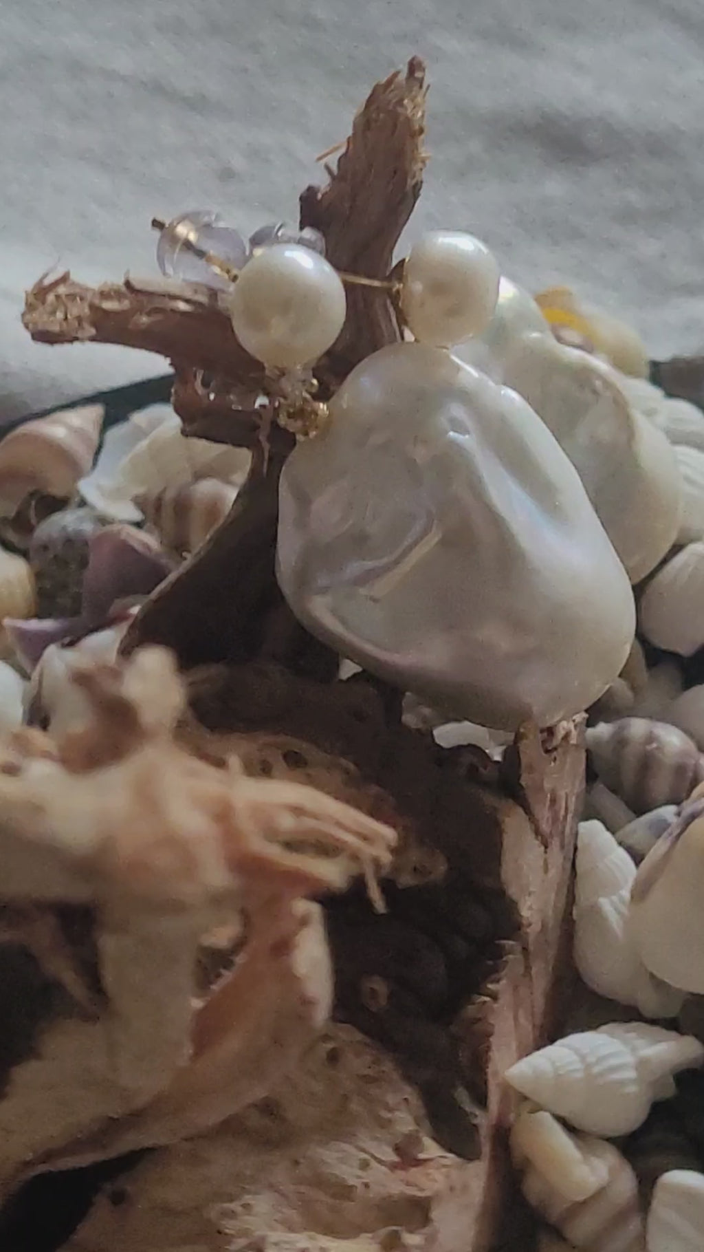 Pendientes cola de sirena con perlas barrocas y perla CZ en plata reciclada bañada en oro
